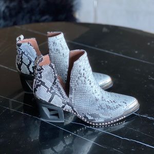 Women’s Jeffrey Campbell snakeskin bootie Sz 9.5